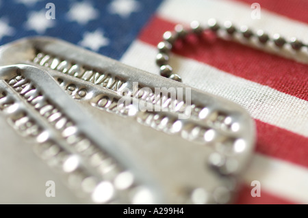 konzeptionelle Detailansicht der amerikanische Soldat Hundemarke auf USA-Flagge Stockfoto
