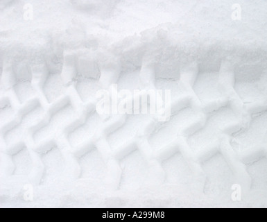 Lauffläche Auto Spuren in unberührten Schnee zeigen Muster der Reifen (Reifen) Stockfoto