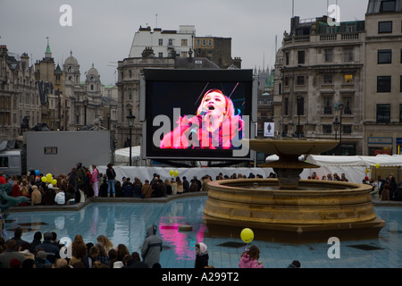 Riesige Leinwand überträgt die Show im russischen Winter Festival in Trafalgar Square in London am 14. Januar 2006 Stockfoto