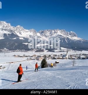 Blick von der Skipiste in Richtung Zentrum der Stadt mit der Wilder Kaiser Bergen im Hintergrund, Ellmau, Tirol, Österreich Stockfoto