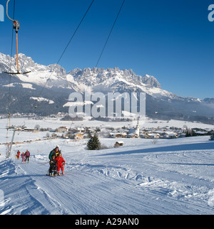 Blick von einem Schlepplift an den unteren hängen in Richtung Stadtzentrum mit Wilder Kaiser Bergen im Hintergrund, Ellmau, Tirol, Österreich Stockfoto