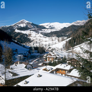 Blick über das Resort von Selva Val Gardena (angeschaft), Italienische Alpen, Dolomiten, Italien Stockfoto