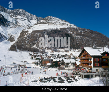 Blick über die Übungswiese und das Zentrum des Ferienortes Saas Fee, Schweizer Alpen, Schweiz Stockfoto