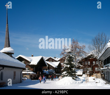 Geschäfte und Kirche im Zentrum Ferienortes Gstaad, Schweizer Alpen, Schweiz Stockfoto