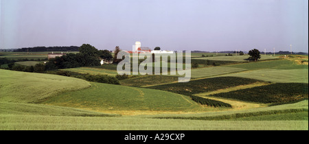 Ackerland in der Nähe von West Salem in Wisconsin mit klassischen roten Scheune und Nebengebäuden umgeben von Pflanzen Stockfoto