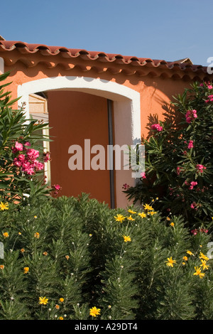 Cote d ' Azur-traditionelle Architektur-Farben und mediterraner Garten Stockfoto