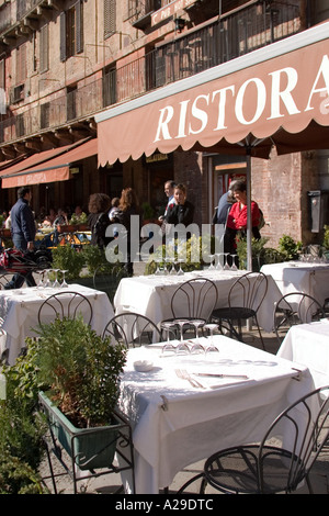 Restauranttische in Piazza del Campo in Siena - Italien Stockfoto