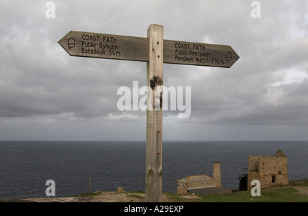 Southwest Coastal Fußweg Wegweiser Levant Tin Mine Cornwall Finger post Stockfoto