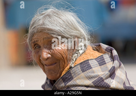 Kopf und Schulter Porträt einer faltige alte Dame Lächeln für die Kamera in Copacabana, Bolivien. Stockfoto
