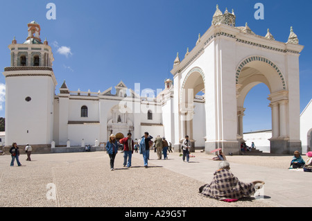 Die Fassade der Basilika unserer lieben Frau von Copacabana, Bolivien mit einer alten Dame betteln im Vordergrund. Stockfoto