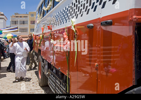 Eine Überland Abenteuer Urlaub LKW am Eingang der Basilika unserer lieben Frau von Copacabana gesegnet. Stockfoto