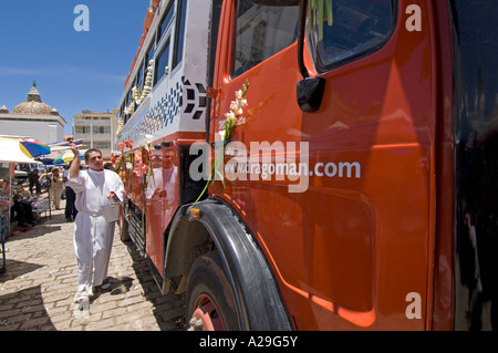 Eine Überland Abenteuer Urlaub LKW am Eingang der Basilika unserer lieben Frau von Copacabana gesegnet. Stockfoto