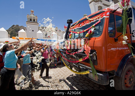 Die Passagiere von einem Überland Abenteuer Urlaub LKW feiern nach am Eingang in die Basilika unserer lieben Frau gesegnet. Stockfoto