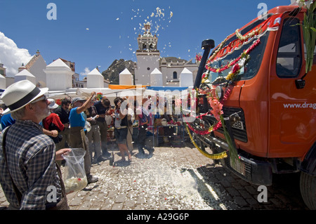 Die Passagiere von einem Überland Abenteuer Urlaub LKW feiern nach am Eingang in die Basilika unserer lieben Frau gesegnet. Stockfoto