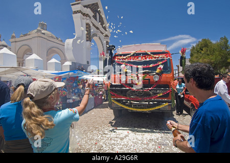 Die Passagiere von einem Überland Abenteuer Urlaub LKW feiern nach am Eingang in die Basilika unserer lieben Frau gesegnet. Stockfoto