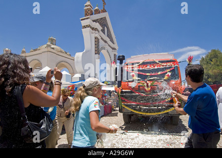 Die Passagiere von einem Überland Abenteuer Urlaub LKW feiern nach am Eingang in die Basilika unserer lieben Frau gesegnet. Stockfoto