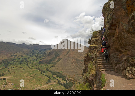 Touristen und die Landschaft der Anden trekking entlang einer Inka-Trail zu den Ruinen von Pisac entlang der Urubamba oder Sacred Valley. Stockfoto