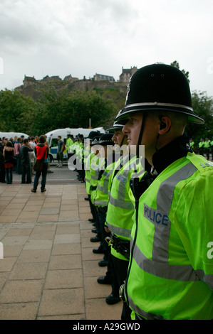 Linie von Polizisten und Polizistinnen in Edinburgh während der G8-Gipfel 2005 Stockfoto