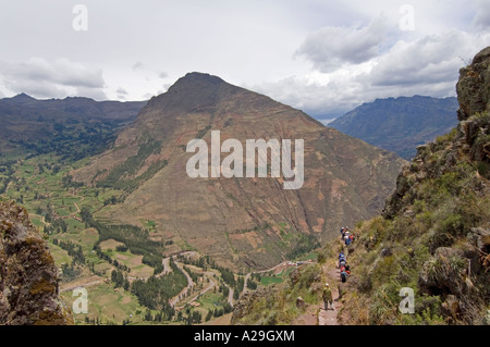 Touristen und die Landschaft der Anden trekking entlang einer Inka-Trail zu den Ruinen von Pisac entlang der Urubamba oder Sacred Valley. Stockfoto