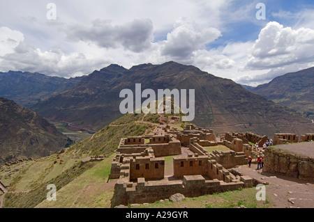 Touristen und die Landschaft der Anden in den Ruinen von Pisac in Urubamba oder Sacred Valley. Stockfoto