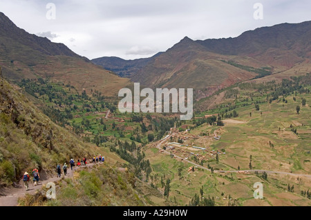 Touristen und die Landschaft der Anden-Wanderung in Richtung Pisac nach Besichtigung der Ruinen in Urubamba oder Sacred Valley. Stockfoto