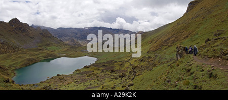 2 Bild Stich Panorama einer Gruppe von Touristen trekking durch die Landschaft der Anden auf der "Gemeinschaft" Inka-Trail. Stockfoto