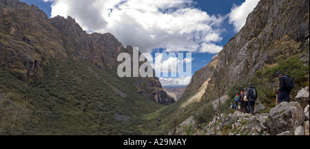 2 Bild Stich Panorama einer Gruppe von Touristen trekking durch die Landschaft der Anden auf der "Gemeinschaft" Inka-Trail. Stockfoto