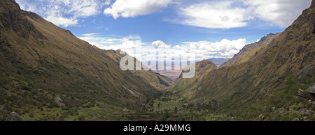 2 Bild Stich Panoramablick auf die schroffe Landschaft und die Berge auf der "Gemeinschaft" Inka-trail. Stockfoto