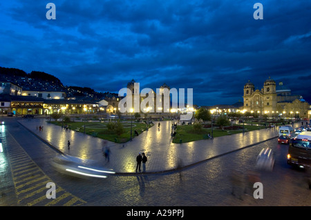 Die Kathedrale (Mitte) und der kleineren Kirche von La Compania de Jesus in der Plaza de Armas (Hauptplatz) von Cusco in der Abenddämmerung. Stockfoto