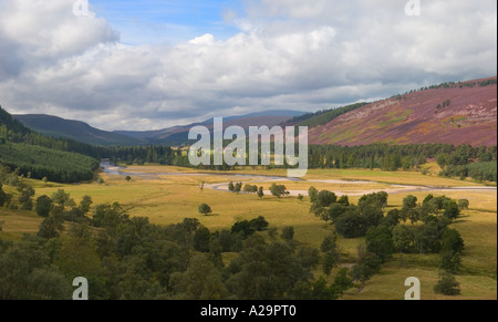 Mar Lodge Estate, Braemar, Royal Deeside Cairngorms National Park - Mar Lodge ist in der Mitte rechts im Bild, Schottland Großbritannien Stockfoto