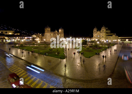 Die Kathedrale (Mitte) und der kleineren Kirche von La Compania de Jesus in der Plaza de Armas (Hauptplatz) von Cusco in der Nacht. Stockfoto