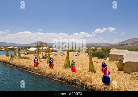 Einheimische Frauen gekleidet in traditioneller Kleidung in einem von den Schilfinseln im Titicacasee. Stockfoto