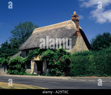 Strohgedeckten Naturstein-Ferienhaus in Dorset Stockfoto