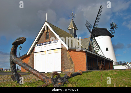 Windmühle und Rettungsboot-Station an der Strandpromenade. Lytham, Lancashire, Vereinigtes Königreich. Stockfoto