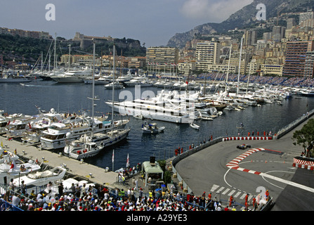 Draufsicht auf die Yachten im Hafen während des Formel 1 Grand Prix auf dem Stadtkurs in Monaco Stockfoto