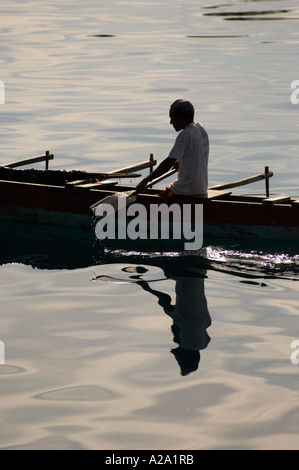 Fischer in einem Einbaum, Manokwari, West Papua, Indonesien Stockfoto