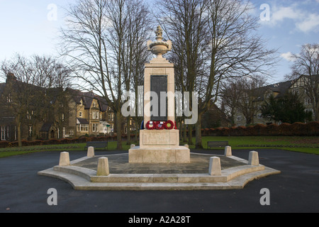 1. World war Memorial (Namen auf Messingplakette eingeschrieben, Mohnkränze am Gedenktag gelegt) - Memorial Gardens Ilkley, West Yorkshire, England. Stockfoto