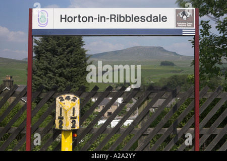 Horton In Ribblesdale Station mit Pen-Y-Gent-Hügel im Hintergrund. North Yorkshire. Stockfoto