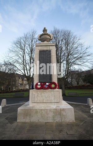 1. World war Memorial (Namen auf Messingplakette eingeschrieben, Mohnkränze am Gedenktag gelegt) - Memorial Gardens Ilkley, West Yorkshire, England. Stockfoto