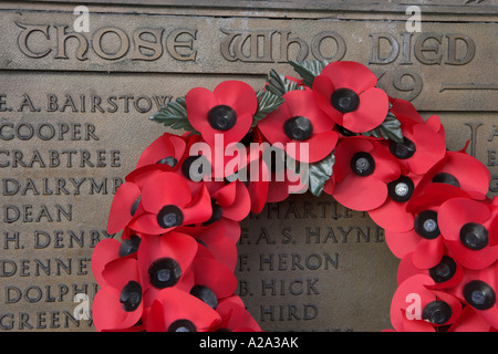 Weltkrieg zwei Gedenktafel mit Mohn Kranz. Stockfoto