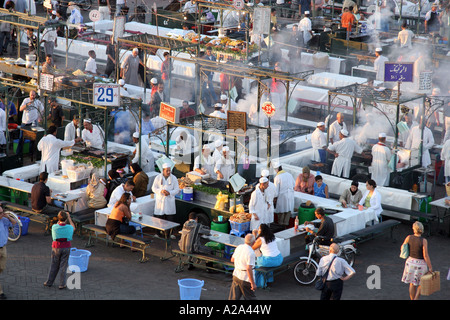 Essensstände in Platz Jemaa el Fna .at Sonnenuntergang Marrakesch. Marokko Stockfoto