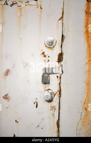 Auf eine alte verrostete Tür verriegeln Stockfoto