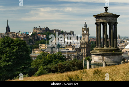 Blick auf Edinburgh Castle auf dem Hügel Stockfoto