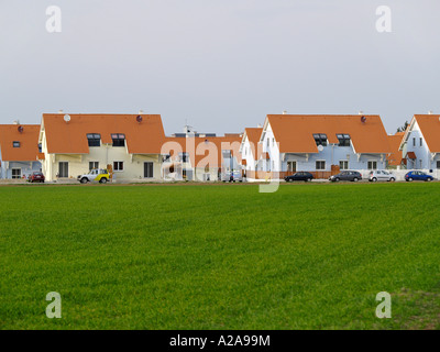 neu gebaute Häuser in das Land mit einer Reihe von parkenden Autos Stockfoto