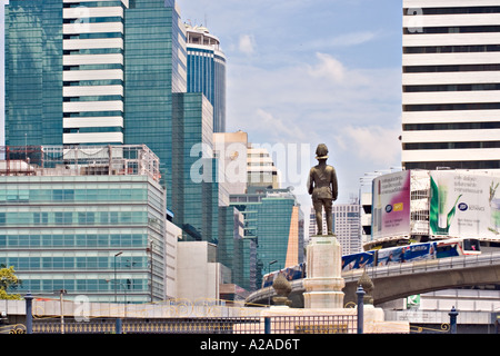 Silom Straße vom Lumphini Park Rama VI Stockfoto