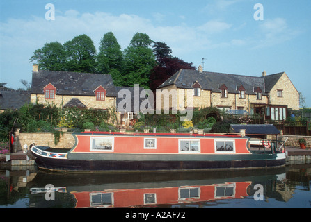 Kanal-Seite-Gehäuse mit Liegeplätzen am Oxford-Kanal am unteren Heyford-Oxfordshire-England-UK Stockfoto