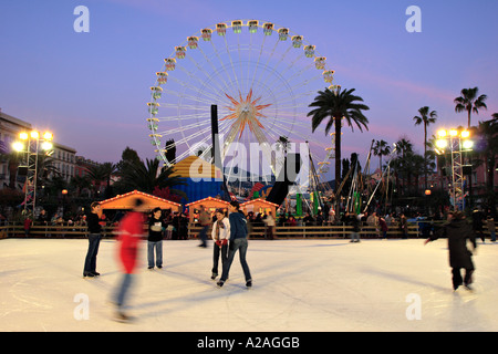 Eislaufbahn und Riesenrad auf dem jährlichen Weihnachtsmarkt in Nizza Frankreich Stockfoto