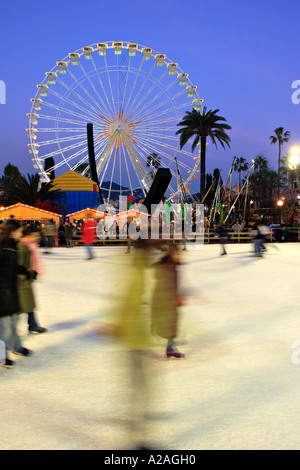 Eislaufbahn und Riesenrad auf dem jährlichen Weihnachtsmarkt in Nizza Frankreich Stockfoto