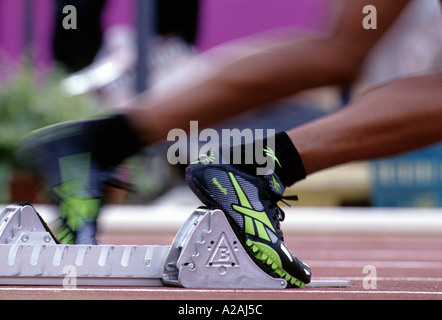 Nahaufnahme von einem Sprinter-Füße verlassen den Startlöchern während eines Rennens Stockfoto