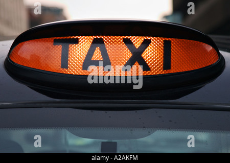 London Taxi Black Cab für Miete Zeichen Stockfoto